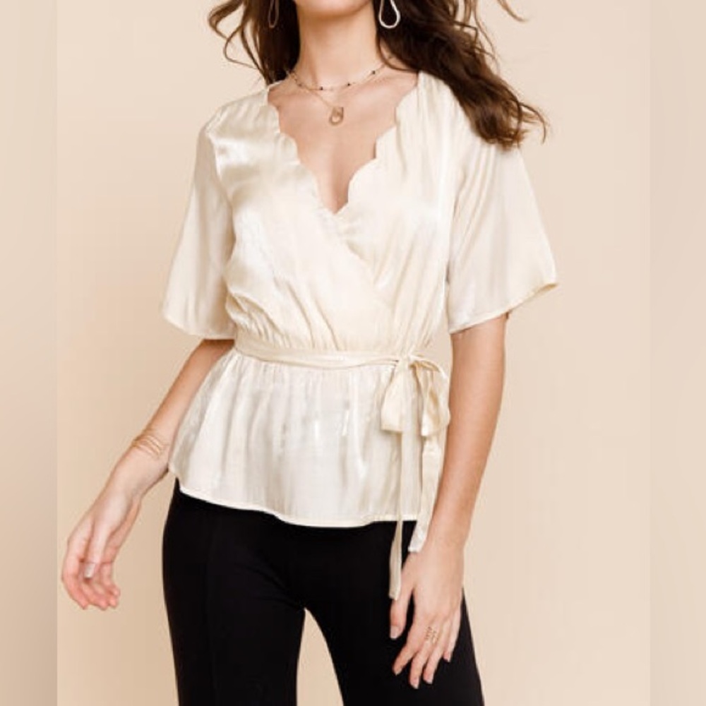 NWT Francesca’s Collections Evane Scallop Surplice Satin Gold Blouse Sz M